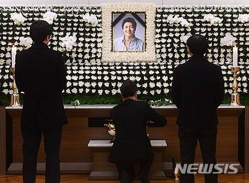 [서울=뉴시스]사진공동취재단 = 자살로 생을 마감한 가수 고 김지훈의 빈소가 2013년 12월12일 저녁 서울 강남구 일원동 삼성서울병원 장례식장에 마련된 가운데 지인들이 조문을 하고 있다. 2019.12.12  photo@newsis.com