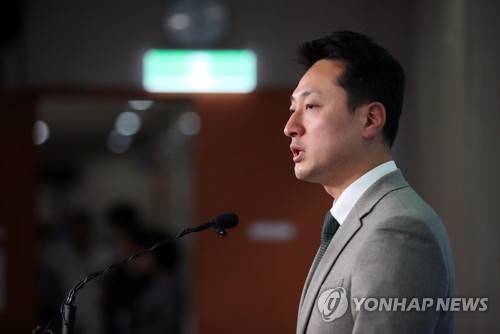 임한솔 부대표, 전두환 전 대통령 관련 기자회견 (서울=연합뉴스) 김인철 기자 = 정의당 임한솔 부대표가 12일 국회 정론관에서 전두환 전 대통령 12ㆍ12사태 40주년 관련 기자회견을 하고 있다. 2019.12.12 yatoya@yna.co.kr
