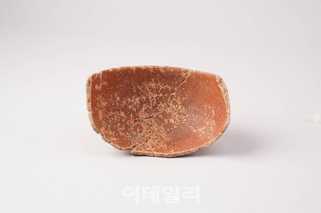 신석기시대 밀양 신안 유적에서 출토된 ‘붉은 간 토기’의 적색안료 부분에서 옻이 확인됐다(사진=국립김해박물관)