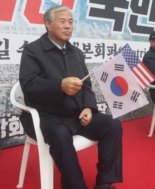 지난달 30일 서울 광화문 동화면세점 앞에서 '문재인하야 범국민투쟁운동본부'가 연 대한민국 바로세우기 국민대회를 진행한 가운데 전광훈 목사가 태극기와 성조기를 흔들고 있다. /사진=연합뉴스