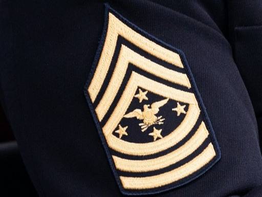 미군이 최근 채택한&nbsp;합참 주임원사 계급장(육군용). 별 4개가 새겨진 점이 특징이다. 가운데&nbsp;독수리 문양은&nbsp;육군이 아닌 미 국방부(DOD)에서 쓰는 독수리 문양이다. 미 국방부