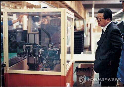 생산현장 찾은 구자경 명예회장 (서울=연합뉴스) 구자경 LG 명예회장이 14일 별세했다. 향년 94세. 1925년생인 구 명예회장은 LG 창업주인 고(故) 구인회 회장의 장남으로 LG그룹 2대 회장을 역임했다. LG그룹은 구 명예회장이 그룹 총수로 활동하며 틈나는대로 생산현장을 살피고 연구소를 들러 임직원을 격려했다고 밝혔다. 2019.12.14 [LG그룹 제공. 재판매 및 DB금지]