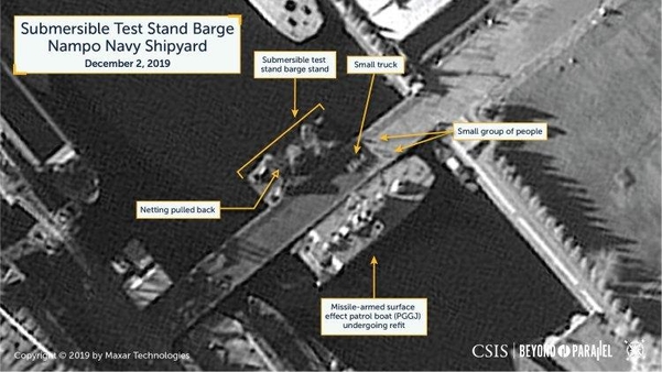 미 전략국제문제연구소는 지난 2일 북한 서해안 남포 조선소를 촬영한 위성사진을 근거로  "수중발사 시험용 바지선에서 경미한 활동이 포착됐다"고 밝혔다. /분단을 넘어 홈페이지