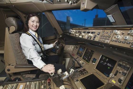 신 기장이 인천 영종도에 위치한 대한항공 트레이닝 센터에서 시뮬레이션 훈련을 하고 있다. 장진영 기자