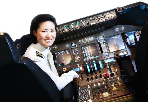 지난 2008년 기장이 되고 처음으로 비행에 나서며. [중앙포토]