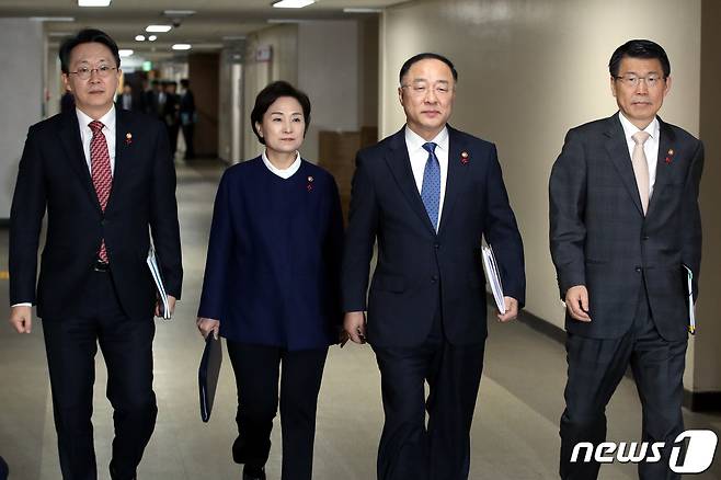 홍남기 경제부총리와 김현미 국토부장관 등이 주택시장 안정화 방안 관계부처 합동브리핑을 하기 위해 16일 오후 서울 세종로 정부서울청사 브리핑실로 향하고 있다. 왼쪽부터 김현준 국세청장, 김 장관, 홍 부총리, 은성수 금융위원장. 2019.12.16/뉴스1 © News1 이광호 기자
