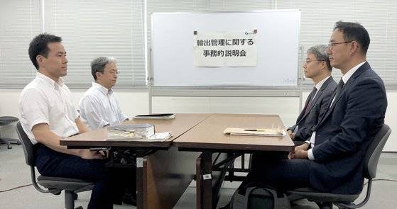 지난 7월 12일 일본 도쿄 경제산업성에서 열린 한·일 과장급 첫 실무회의에서 산업통상자원부 전찬수 무역안보과장과 한철희 동북아통상과장(오른쪽부터)이 일본 경제산업성 이와마쓰 준 무역관리과장, 이가리 가쓰로 안전보장무역관리과장(왼쪽부터)과 마주 앉아 있다. [연합뉴스]