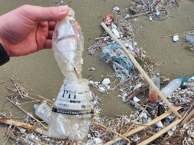 지난 5일 전남 신안군 자은면 내치해변에서 쓰레기 더미 사이에 파묻혀 있던 한자가 쓰여진 생수병. 프리랜서 장정필