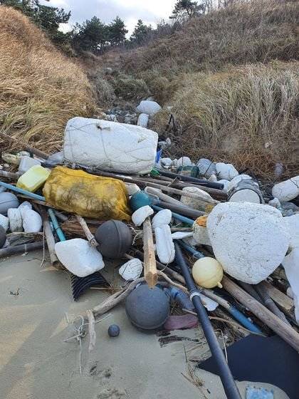 지난 5일 전남 신안군 내치해변에 버려져 있던 폐어구 더미들. 프리랜서 장정필