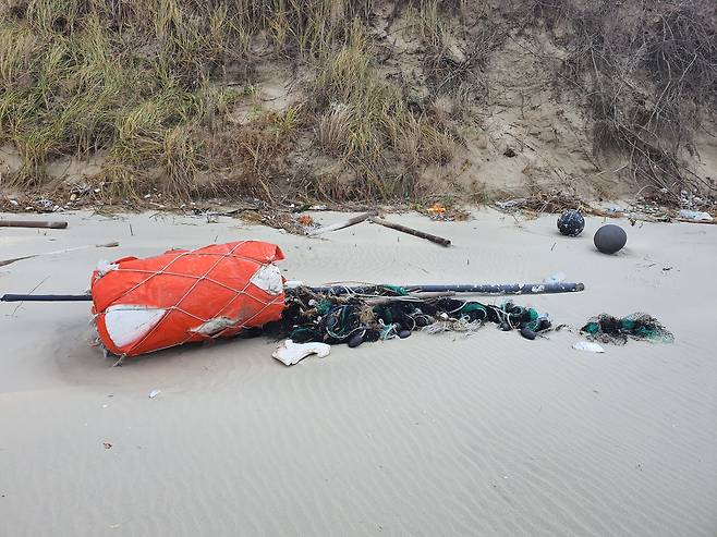 지난 5일 전남 신안군 자은면 내치해변에 버려져 있던 폐그물과 어구. 프리랜서 장정필