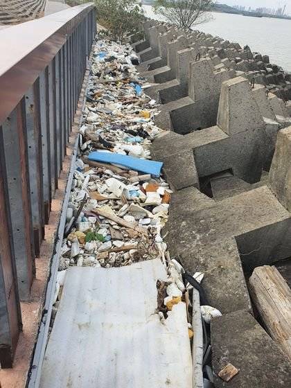 지난달 26일 찾은 상하이 빈장 산림공원 강변 산책길에 폐스티로폼, 플라스틱 등을 비롯한 각종 해양 쓰레기가 쌓여 있다. 진창일 기자