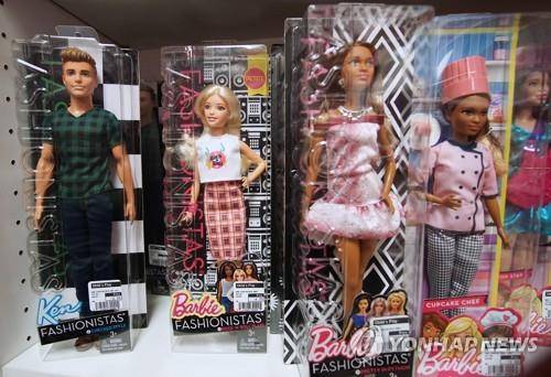 미국 워싱턴 DC의 장난감 가게에 진열돼 있는 바비인형 [AFP=연합뉴스]