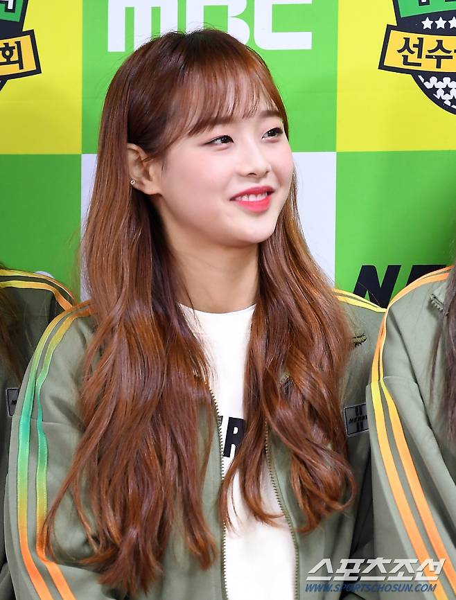 MBC 2020 설특집 아이돌스타 선수권대회 포토월이 16일 오전 인천남동체육관에서 열렸다. 그룹 이달의소녀 츄가 포토타임을 갖고 있다. 인천=박재만 기자 pjm@sportschosun.com/2019.12.16/