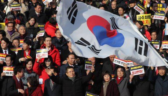 자유한국당 황교안 대표가 16일 오전 서울 여의도 국회 본청 계단 앞에서 열린 '공수처법 선거법 날치기 저지 규탄대회'가 끝난 뒤 두손을 들어 인사하고 있다. [이미지출처=연합뉴스]