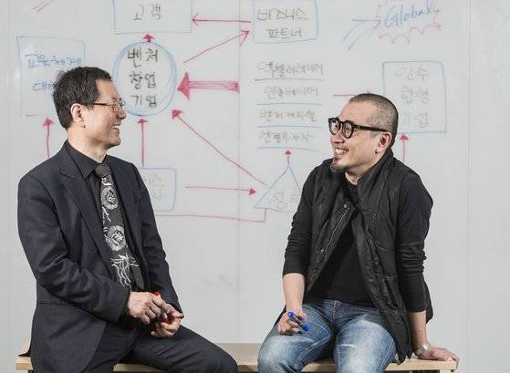 이민화 창조경제연구회 이사장(왼쪽)과 김봉진 우아한형제들 대표가 오전 서소문 중앙일보 6층 회의실에서 벤처업계의 현안과 발전방향에 대해 이야기를 나누었다. [중앙포토]