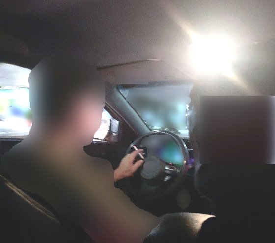 한 택시기사가 승객이 탑승한 택시 안에서 담배를 피우고 있다. 이 흡연 모습을 승객이 촬영한 후 120다산콜에 신고해 이 기사는 과태료가 부과되는 행정처분을 받았다. [사진 서울시]