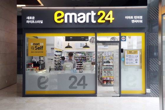 무인편의점인 이마트24 nc타워점에서 25일 한 방문객이 물품을 구입하고 있다. 우상조 기자