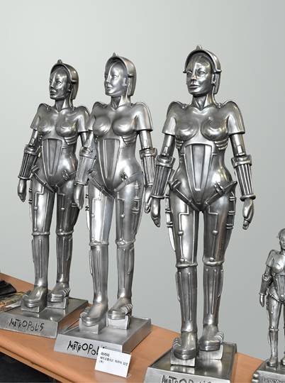 1927년에 제작된 SF 영화 '메트로폴리스'에 등장하는 여성 로봇 '마리아'. /서범세 기자