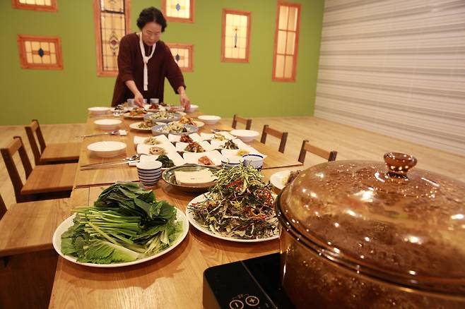 깊은산속 옹달샘의 음식 스테이 프로그램은 유기농재료로 만든 삼시세끼를 먹으며 건강을 챙긴다.