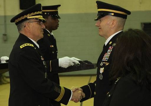 2015년 12월 커티스&nbsp;스캐퍼로티 당시 주한미군 사령관(왼쪽)이 주한미군 주임원사에서 합참 주임원사로 영전해 한국 용산기지를 떠나&nbsp;미국으로 가는&nbsp;존 웨인 트록셀 원사를 환송하고&nbsp;있다. 주한미군 사령부