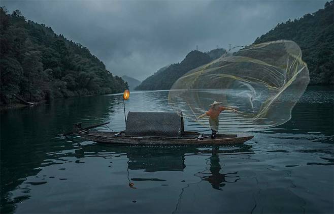 그물을 던지는 동강의 어부