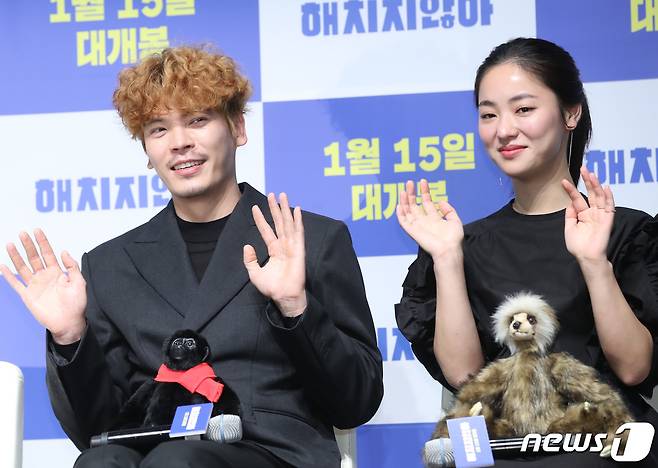 배우 박성오, 전여빈(오른쪽)이 18일 오전 서울 강남구 CGV압구정에서 열린 영화 '해치지않아'(감독 손재곤) 제작보고회에 참석해 박영규의 노래에 맞춰 손을 흔들고 있다. ‘해치지않아’는 망하기 일보 직전의 동물원 ‘동산파크’에 야심차게 원장으로 부임하게 된 변호사 ‘태수’와 팔려간 동물 대신 동물로 근무하게 된 직원들의 기상천외한 미션을 그린 작품이다. 2019.12.18/뉴스1 © News1 권현진 기자