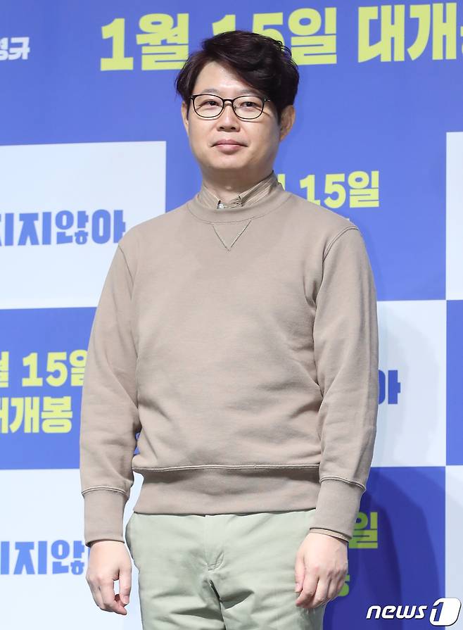 손재곤 감독이 18일 오전 서울 강남구 CGV압구정에서 열린 영화 '해치지않아'(감 제작보고회에 참석해 포즈를 취하고 있다. ‘해치지않아’는 망하기 일보 직전의 동물원 ‘동산파크’에 야심차게 원장으로 부임하게 된 변호사 ‘태수’와 팔려간 동물 대신 동물로 근무하게 된 직원들의 기상천외한 미션을 그린 작품이다. 2019.12.18/뉴스1 © News1 권현진 기자