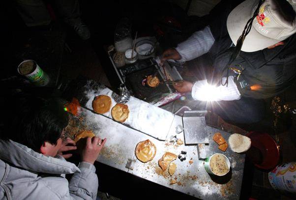 달고나의 추억을 회상하다보면 지역별로 이것을 부르는 명칭이 다르다는 것을 알 수 있다. 동네마다 ‘달고나’, ‘뽑기’, ‘띠기’와 같이 다르게 부른다는 것을 알고서는 친구와 서로 신기해했던 적이 있다. 한국일보 자료사진