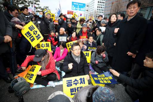 자유한국당 황교안 대표 등 집회 참석자들이 17일 오후 국회 정문 앞에서 열린 ''공수처법 선거법 날치기 저지 규탄대회''에서 관련 구호를 외치고 있다. 연합뉴스
