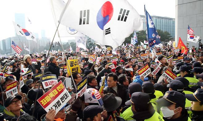 16일 오전 국회 본청 계단 앞에서 열린 자유한국당의 ‘공수처법 선거법 날치기 저지 규탄대회’ 참석자들이 국회 안으로 들어서려 하자 경찰들이 막고 있다. 김경호 선임기자 jijae@hani.co.kr