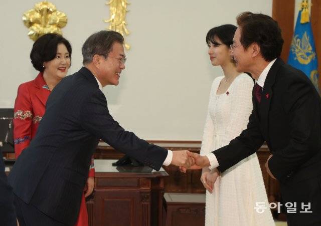 문재인 대통령이 20일 청와대 집무실에서 사랑의열매 홍보대사 방송인 정보석, 수지 씨와 인사를 하고 있다.