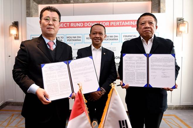 사진설명 DH그룹 정삼승 회장(좌), 인도네시아 투자청 바흐릴 라하달리아(Bahlil Lahadalia) 장관(가운데), NINDYA KARYA사 HEADER SAHRIR DJBIR 마케팅사업부문 대표(우)가 기념촬영을 하고 있다.  사진 DH그룹 제공