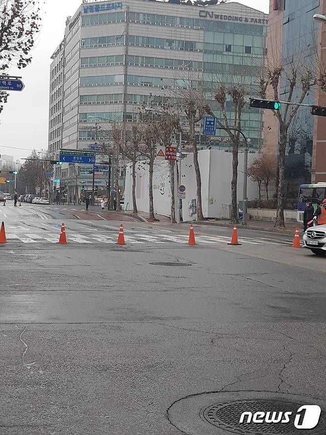 21일 오후 갑자기 지반침하 현상이 발생한 고양시 일산동구 백석동 도로. 경찰은 양방향을 통제 중이다. (사진=독자제공) © 뉴스1