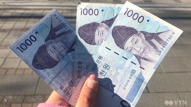 ▲사진 = 붕어빵 위한 천 원짜리 준비 완료