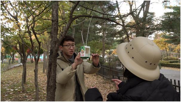 김어진씨가 지난달 19일 경기 고양시 일산서구 문촌마을 내 공원에서 우유갑을 활용한 겨울철 새 먹이 주기 방식을 설명하고 있다. 동그람이 최필선