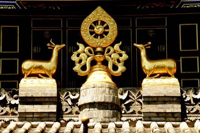 광인사 장경각 지붕의 사슴 한 쌍.