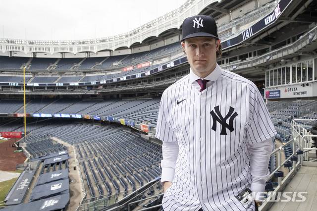 【뉴욕=AP/뉴시스】 게릿 콜이 지난 19일(한국시간) 뉴욕 양키스 입단 기자회견을 가졌다. 새 유니폼 오른쪽 가슴 부문에 나이키 로고가 새겨져 있다.
