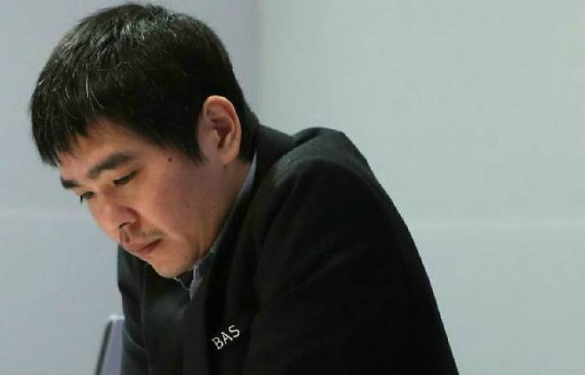 이세돌 9단이 21일 전남 신안군 엘도라도리조트에서 '바디프랜드 브레인마사지배 이세돌 vs 한돌' 은퇴 대국에서 생각에 잠겨 있다.
(사진=연합뉴스)