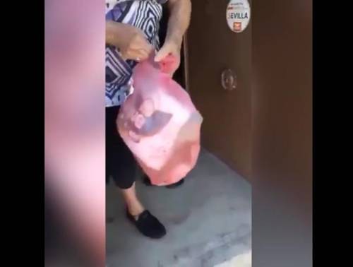 멕시코 카르텔 CJNG의 선물 받아든 주민 [트위터(@LPueblo2) 영상 캡처]