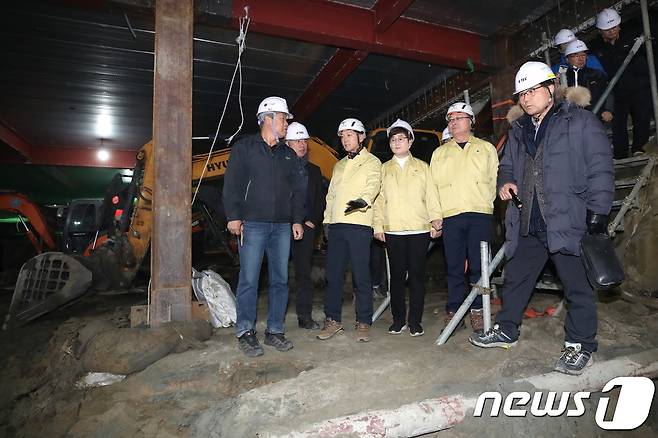 21일 밤 이재준 고양시장이 일산 백석동에서 발생한 도로침하 원인으로 지목된 인근 공사현장을 확인하고 있다. /사진제공=고양시청 © 뉴스1