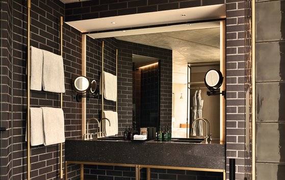 호텔의 당연한 서비스로 여겨졌던 일회용 어메니티가 2024년부터 전면 금지된다. 인터컨티넨탈 호텔 그룹은 2021년까지 작은 용량의 일회용 어메니티 대신 객실에 비치하는 대용량 용기의 어메니티로 교체한다. [사진 인터컨티넨탈 호텔 그룹]