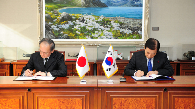 2016년 11월 23일 한민구 당시 국방부 장관과 나가미네 야스마사 주한 일본대사가 2급 이하 군사기밀을 공유하는 한일 군사비밀정보보호협정(GSOMIA)문에 서명했다. [국방부 제공]