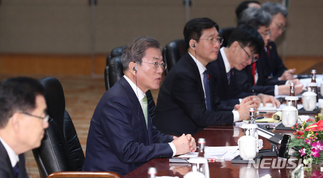 문재인 대통령이 23일 중국 청두 진장호텔에서 열린 리커창 총리와의 회담에 참석해 발언하고 있다. 사진=뉴시스