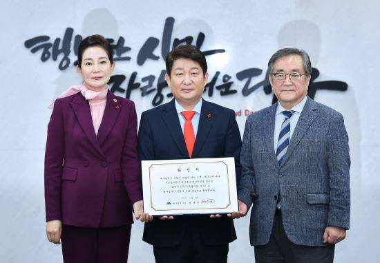권영진 대구시장(가운데)이 23일 대구시청서 열린 기자간담회에서 신청사 확정서에 서명한 후 배지숙 대구시의회 의장(왼쪽), 김태일 대구시 신청사건립추진공론화위원장과 함께 확정서를 들어보이고 있다. 대구시 제공