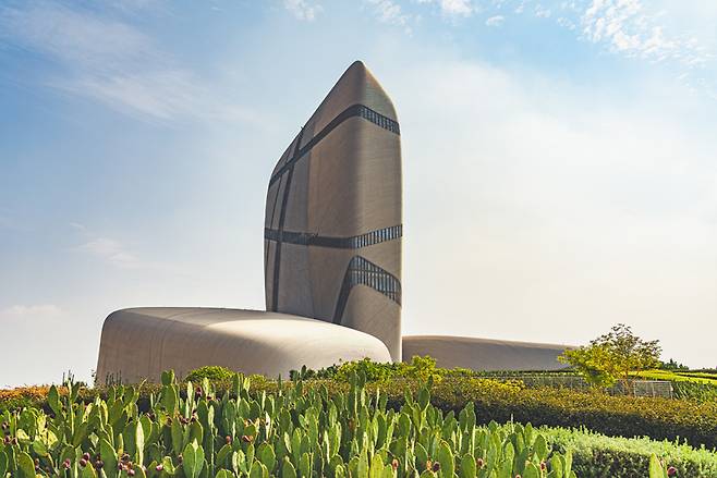 이드라의 외관. 5개 돌멩이를 균형감 있게 쌓아 놓은 듯한 모양이다