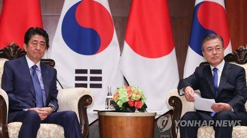 유엔 총회에 참석 중인 문재인 대통령이 2018년 9월 25일 오전(현지시간) 미국 뉴욕 파커 호텔에서 아베 신조 일본 총리를 만나 환담하고 있다. [연합뉴스 자료사진]