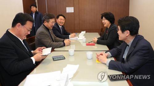 4+1 선거법 협의 대안신당 유성엽 창당준비위원장(왼쪽부터), 더불어민주당 윤호중 사무총장, 바른미래당 김관영 최고의원, 민주평화당 박주현 의원(왼쪽부터), 정의당 윤소하 원내대표가 지난난 12월 12일 오후 서울 여의도 의원회관에서 여야 4+1 선거협의체 회동을 하고 있다. [연합뉴스 자료사진]