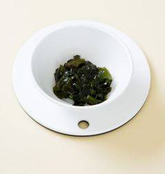 1. 마른 미역은 찬물에 5분 정도 불려 물기를 뺀다. 먹기 좋은 크기로 썰어 국간장에 조물조물 무친다.