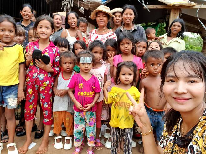 피아비는 캄보디아를 찾아 가난한 아이들에게 한국산 구충제 1만개를 나눠줬다. [사진 피아비]