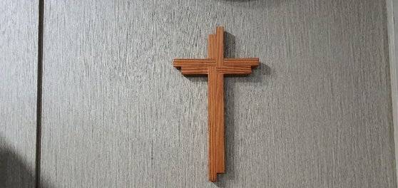 이찬수 목사으 방에 걸려 있던 십자가. 그는